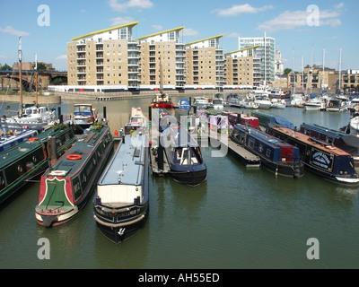 Limehouse Basin Grand Union Canal blocchi di Waterside alloggio appartamento E narrowboat ormeggi urbano stile di vita paesaggio Tower Hamlets East London REGNO UNITO Foto Stock