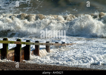 Aldeburgh onde che si infrangono sulla spiaggia e frangiflutti Foto Stock