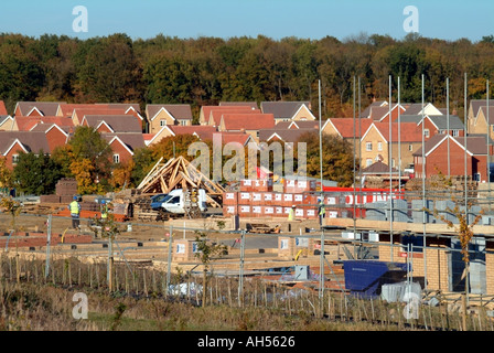 A Saxmundham housing development in costruzione sul campo verde sul sito di riempimento nello spazio creato dalla costruzione di un bypass12 Suffolk East Anglia UK Foto Stock