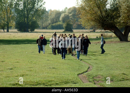 Camminando verso gli studenti della scuola di Flatford Mill, lungo i sentieri vicino al River Stour Essex e al Suffolk Borders, nel Constable Country East Anglia, Inghilterra, Regno Unito Foto Stock