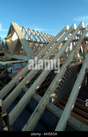 Casa unifamiliare di lavori in corso di fissaggio tetto prefabbricato a capriate in posizione Foto Stock