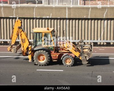 Essex A12 a doppia carreggiata trunk road JCB Sitemaster macchina di scavo trundling lungo Foto Stock