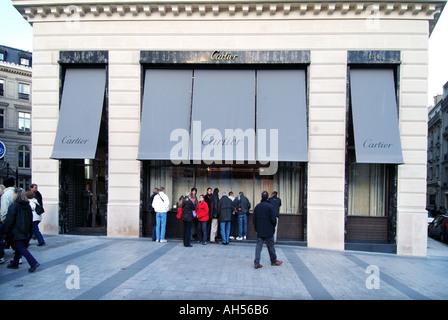 Avenue Champs Elysees marciapiede Cartier shopfront vecchio stabilito famoso sistemazione costoso designer gioielleria Foto Stock