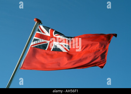 Canale Inglese Red Ensign bandiera a volare su un canale trasversale il traghetto alfiere britannico della Marina Mercantile Foto Stock