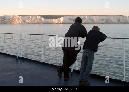 Kent costa 2 due passeggeri su traghetto fissando lo sguardo verso la costa inglese bianco gesso scogliere sud Foreland faro Foto Stock