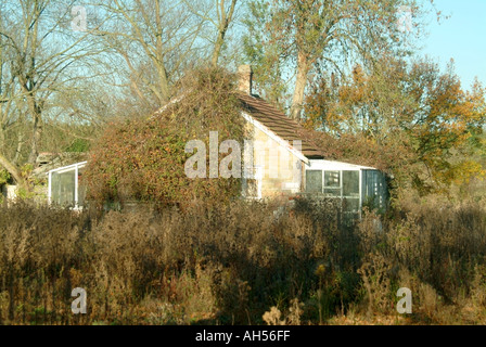 Essex incolto trascurato cottage ridondante in posizione rurale in attesa di demolizione e ricostruzione Foto Stock