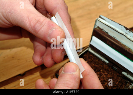 La laminazione di sigaretta da tabacco stagno un Roll Up Roll proprio Foto Stock