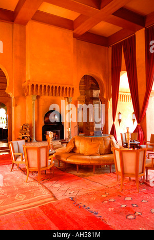 Il Marocco , Marrakesch , Hotel Amanjena , sala principale con moderno decor tradizionale con tappeti , tavoli e sedie Foto Stock