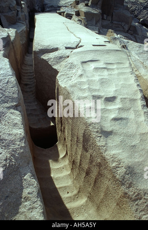 Obelisco incompiuto in un rosso cava di granito nei pressi di Aswan, Egitto. Foto Stock