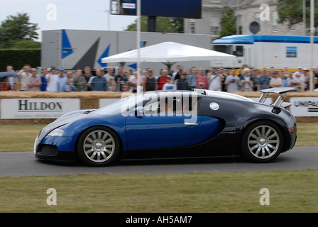 Signore Marzo la guida la Bugatti Veyron al Goodwood Festival della velocità Foto Stock