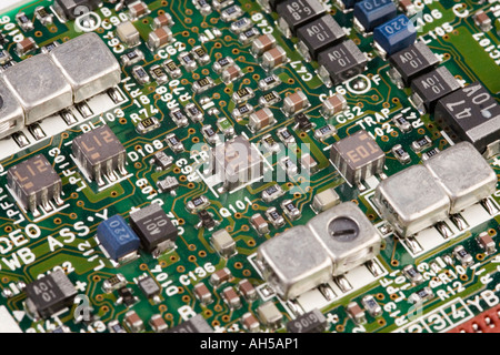 Una scheda di circuito da una videocamera che illustra vari componenti elettronici Foto Stock