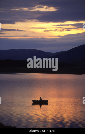 Serata di pesca alla trota sulla diga di Spey Inverness Shire Foto Stock