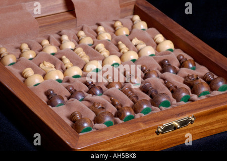 Scolpito in legno set di scacchi nella casella Foto Stock