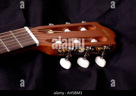 Chitarra acustica paletta su sfondo nero Foto Stock