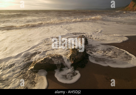 Surf e rocce in inizio di mattina di sole sulla spiaggia di Ness Shaldon Devon Gran Bretagna Foto Stock