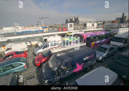 A bordo del traghetto Torpoint con Naval Dockyard dietro Plymouth Devon Gran Bretagna Foto Stock