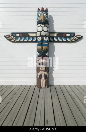 Miniatura del totem pole al di fuori di un negozio in Skagway Alaska USA Foto Stock