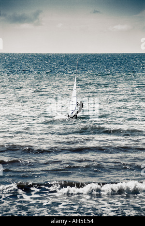 Windsurf sulle onde in una località costiera nel distretto del Lago di Sellafield in Inghilterra Foto Stock
