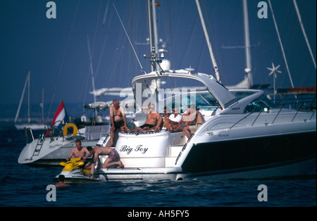 Palma Nova Maiorca ( Mallorca ) Isole Baleari Spagna famiglia godendo le vacanze con gli amici su yacht Foto Stock