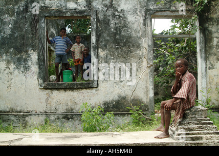 I bambini nella finestra di sbriciolamento town house su ibo Island. Mozambico, Africa Foto Stock