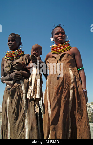 Turkana donne e baby situato sulla riva sud-est del Lago Turkana, appena 10 km a nord della città Loiyangalani. Nel nord del Kenya Foto Stock