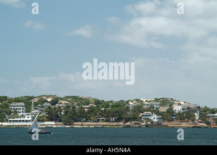 Un dhow vele passato Shela villaggio sull'isola di Lamu. Kenya, Africa orientale Foto Stock