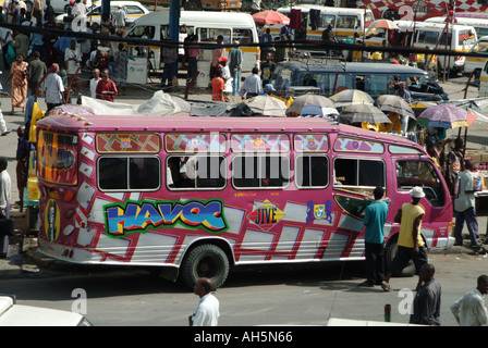 Le persone a bordo di autobus a Nairobi la stazione degli autobus. Nairobi, Kenya, Africa. Foto Stock