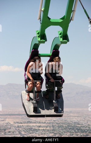 Due giovani donne godendo la follia - La corsa in cima al Stratosphere Tower in Las Vegas Foto Stock