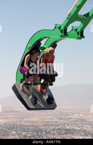 Due giovani donne godendo la follia - La corsa in cima al Stratosphere Tower in Las Vegas Foto Stock