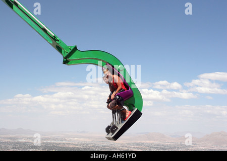 2 giovani donne godendo la follia - La corsa in cima al Stratosphere Tower in Las Vegas Foto Stock