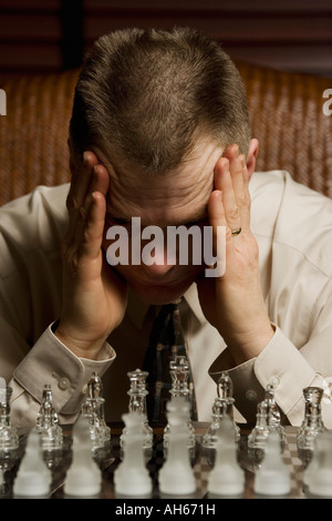 L'uomo concentrando sulla partita a scacchi Foto Stock