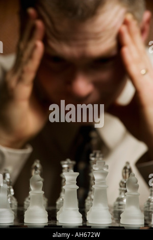 L'uomo concentrando sulla partita a scacchi Foto Stock