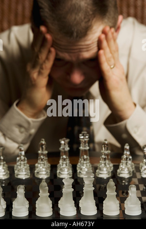 L'uomo concentrando sulla partita a scacchi Foto Stock