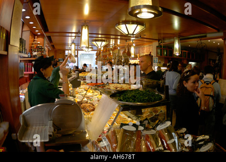 Interno di Tamburini's Deli e Eatery, Bologna, Italia Foto Stock