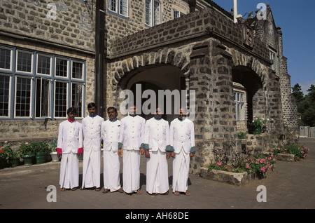 Il singalese personale presso la storica Hill Club presso Nuwara Eliya tea resort Foto Stock