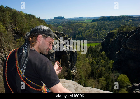 Freeclimber seduti sul vertice dopo scalata Hirschgrund Elbe montagne di arenaria Germania Foto Stock