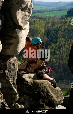 Due alpinisti la preparazione per la salita di roccia Hirschgrund Elbe montagne di arenaria Germania Foto Stock