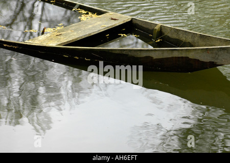 Barca affondata sul fiume Dordogna in Francia Foto Stock