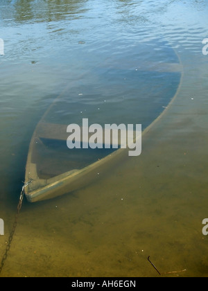 Barca affondata sul fiume Dordogna in Francia Foto Stock