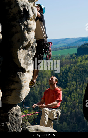 Free Climbing in Hirschgrund Elbe montagne di arenaria Germania Foto Stock