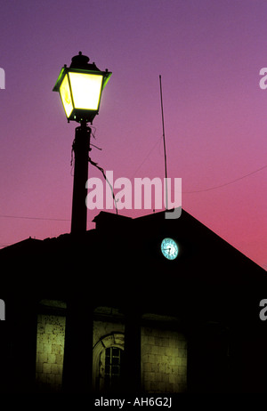 Parte superiore della Casa de la Cultura fuori del Parque Centroamericano con lampione acceso al tramonto Quetzaltenango Guatemala Foto Stock