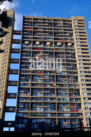 Trellick Tower blocco ,un massiccio ed alto edificio urbano sviluppo di appartamenti in Kensal Green West London. Foto Stock