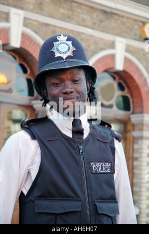 Giovane nero poliziotto su beat a Londra. Foto Stock