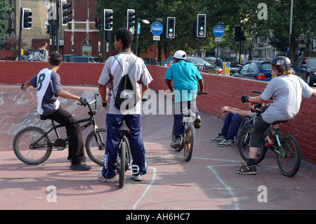 I giovani su BMX cicli a urban skate park in Brixton a sud di Londra. Foto Stock