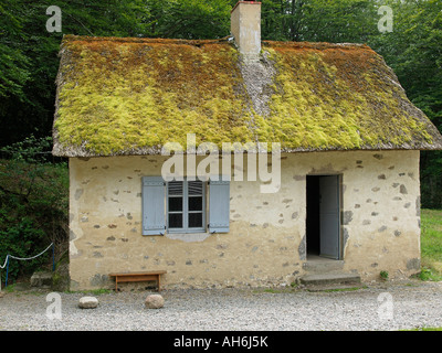 Capanna con tetto di paglia sul sito archeologico Bibracte Mont Beauvray Morvan Borgogna Francia Foto Stock