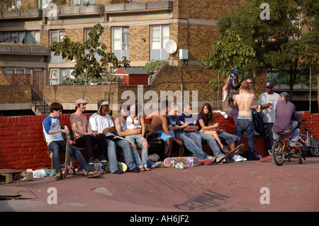 Raduno dei giovani a livello urbano skate park in Brixton a sud di Londra. Foto Stock