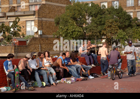 Raduno dei giovani a livello urbano skate park in Brixton a sud di Londra. Foto Stock