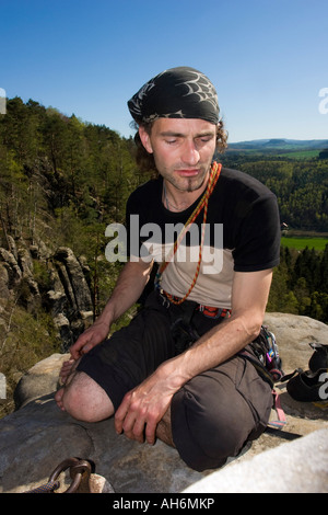 Free Climber seduti sul vertice dopo il successo salire Hirschgrund Elbe montagne di arenaria Germania Foto Stock