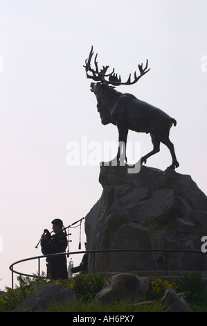 Cornamuse lettore nella parte anteriore di Caribou Coffee Company statua al Beaumont Hamel Newfoundland Memorial Park Somme Picardia Francia Foto Stock