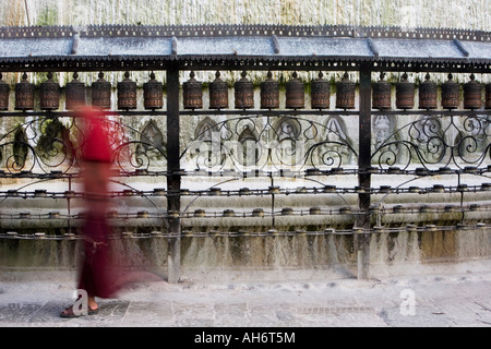 Una lunga esposizione di un monaco buddista a piedi attorno a Swayambhunath Stupa, Kathmandu, Nepal Foto Stock